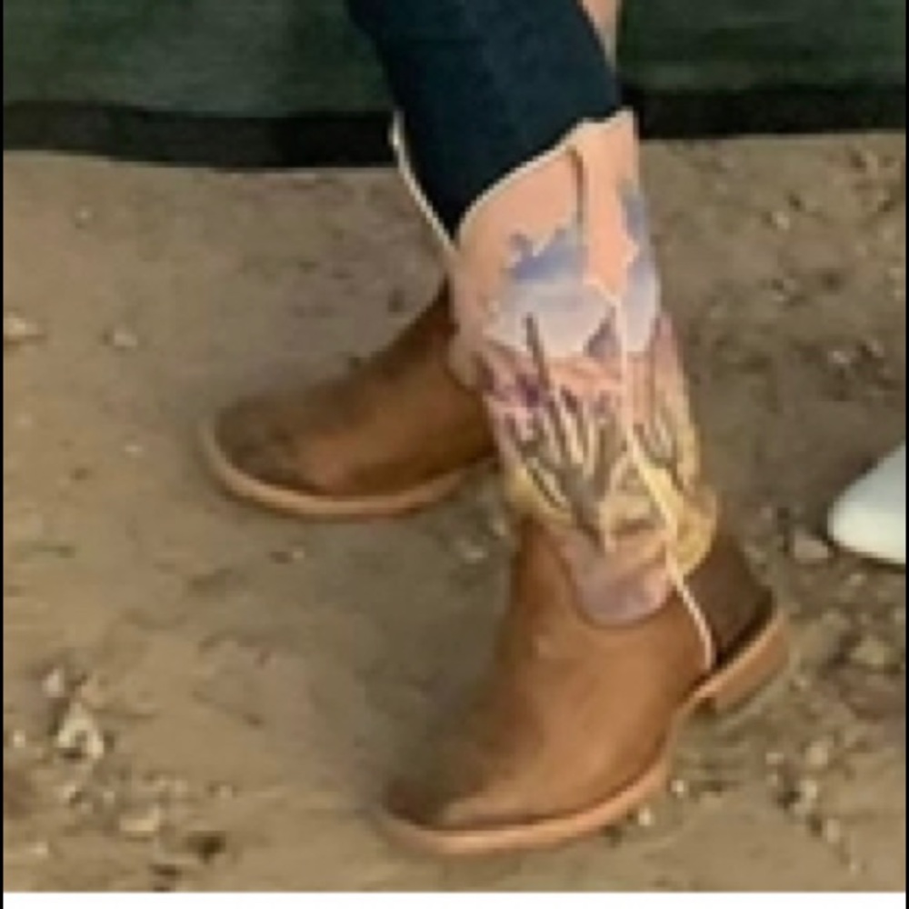 Gorgeous Ariat boots! Like new! Size 71/2. Worn one time!